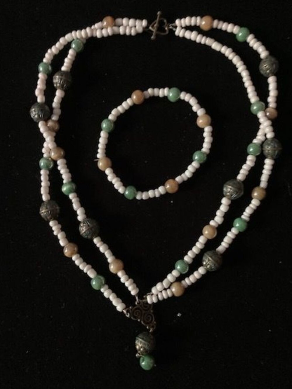 Green and White Beaded Necklace and Bracelet Set